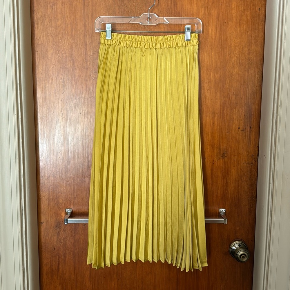 Women’s High-Waisted, Pleated Yellow/Gold Skirt